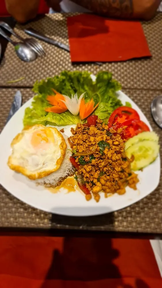 Poulet Sauté Au Basilic À la Thaï