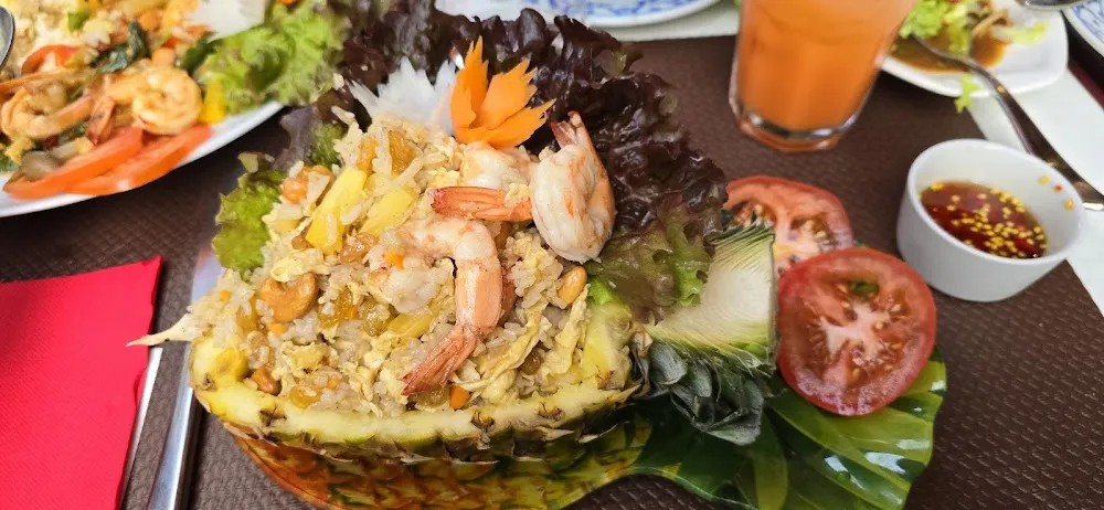 Riz Sauté Aux Crevettes Et Ananas Frais